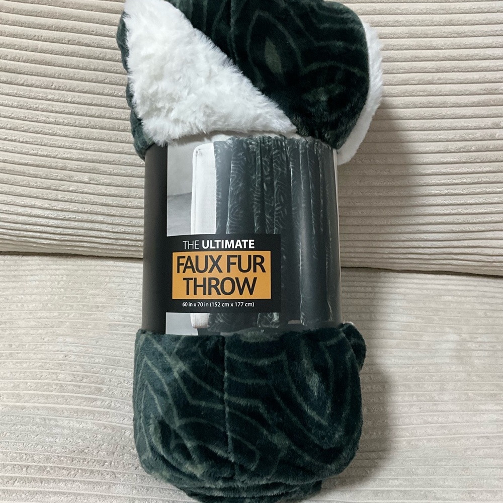 Luxurious Faux Fur Throw Blanket - Green - Picture 6 of 9